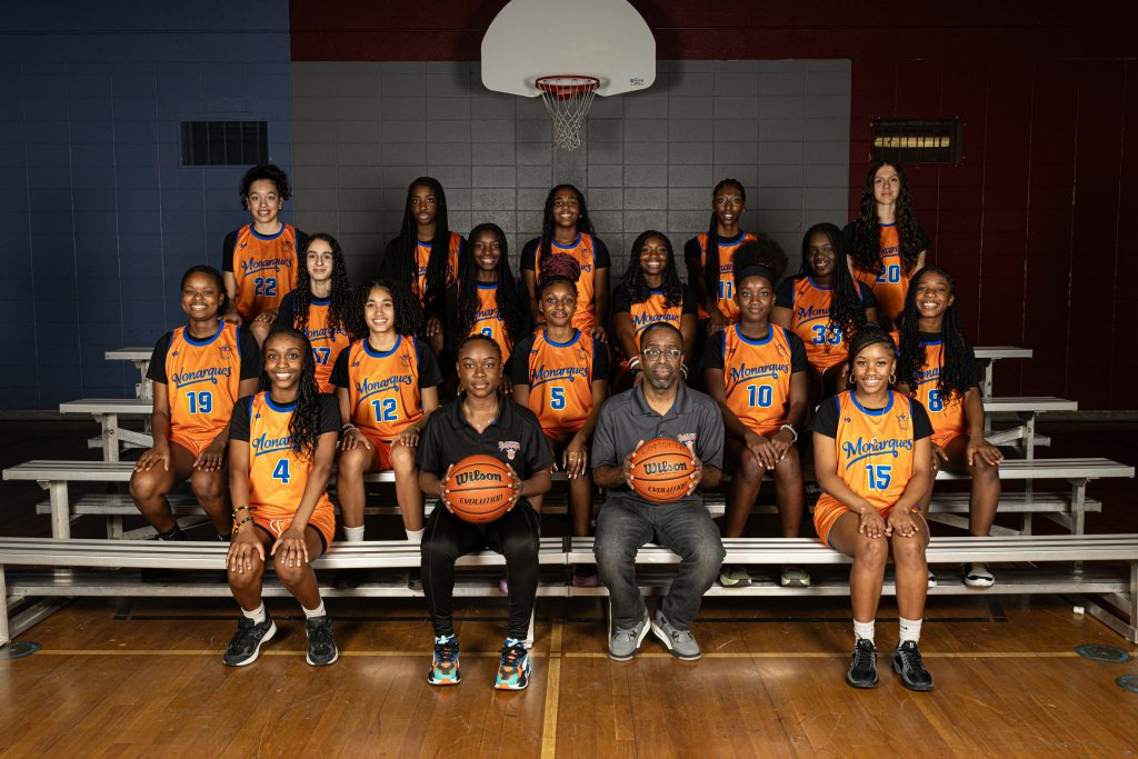 Un coach qui façonne les futurs talents du basket